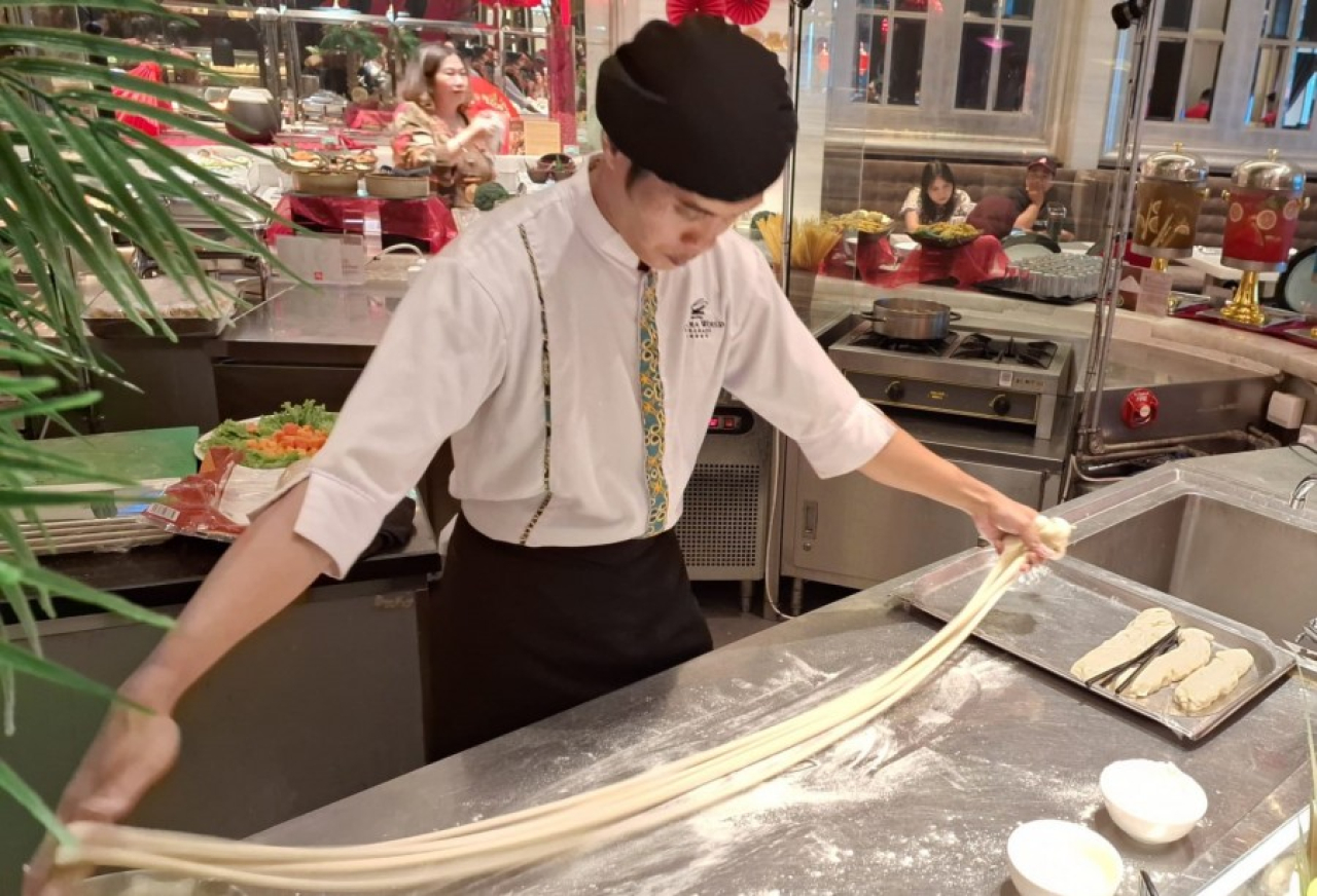 Tamu hotel Ciputra World dapat menikmati berbagai live cooking station yang menjadi daya tarik utama