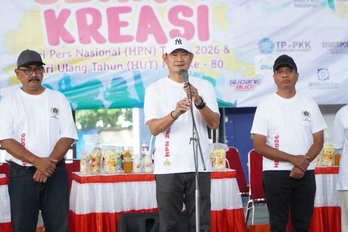 Bupati Lamongan Yuhronur Efendi saat membuka Lomba Senam Kreasi PWI Lamongan di Gedung Olahraga (GOR) Lamongan