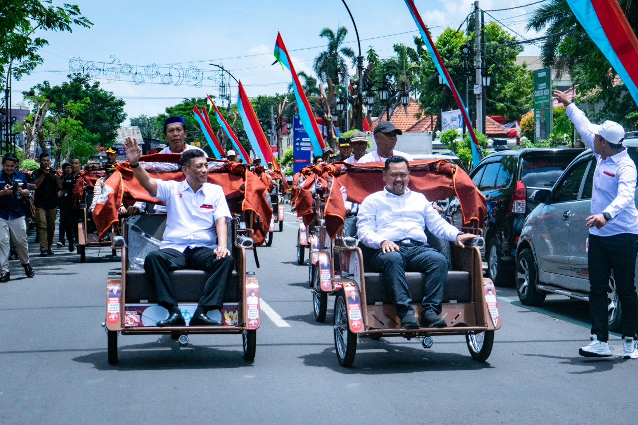 Bupati Yani didampingi Direktur Perencanaan dan Pengembangan Usaha Yayasan Gerakan Solidaritas Nasional (GSN), Firman Dahlan mencoba becak listrik