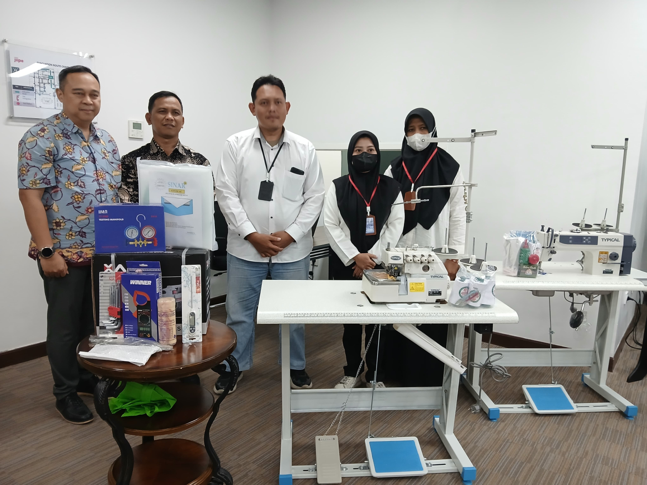Direktur HR & Logistik PT BKMS, Agung P. Guritno(kiri) bersama peserta pelatihan dan alat usaha bantuan BKMS
