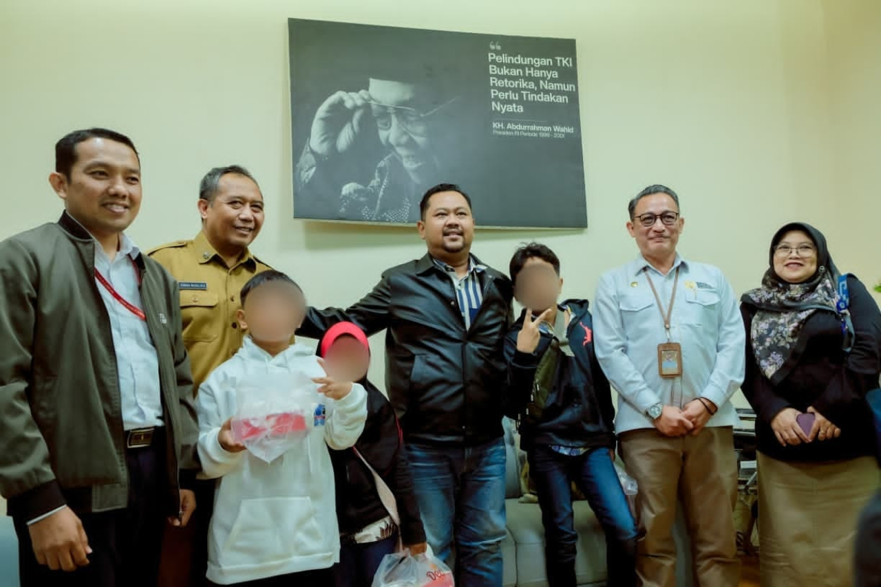 Kepulangan mereka difasilitasi Pemerintah Kabupaten Gresik dan didampingi langsung oleh Bupati Gresik Fandi Akhmad Yani, sejak dari negara asal hingga tiba dengan selamat di tanah air