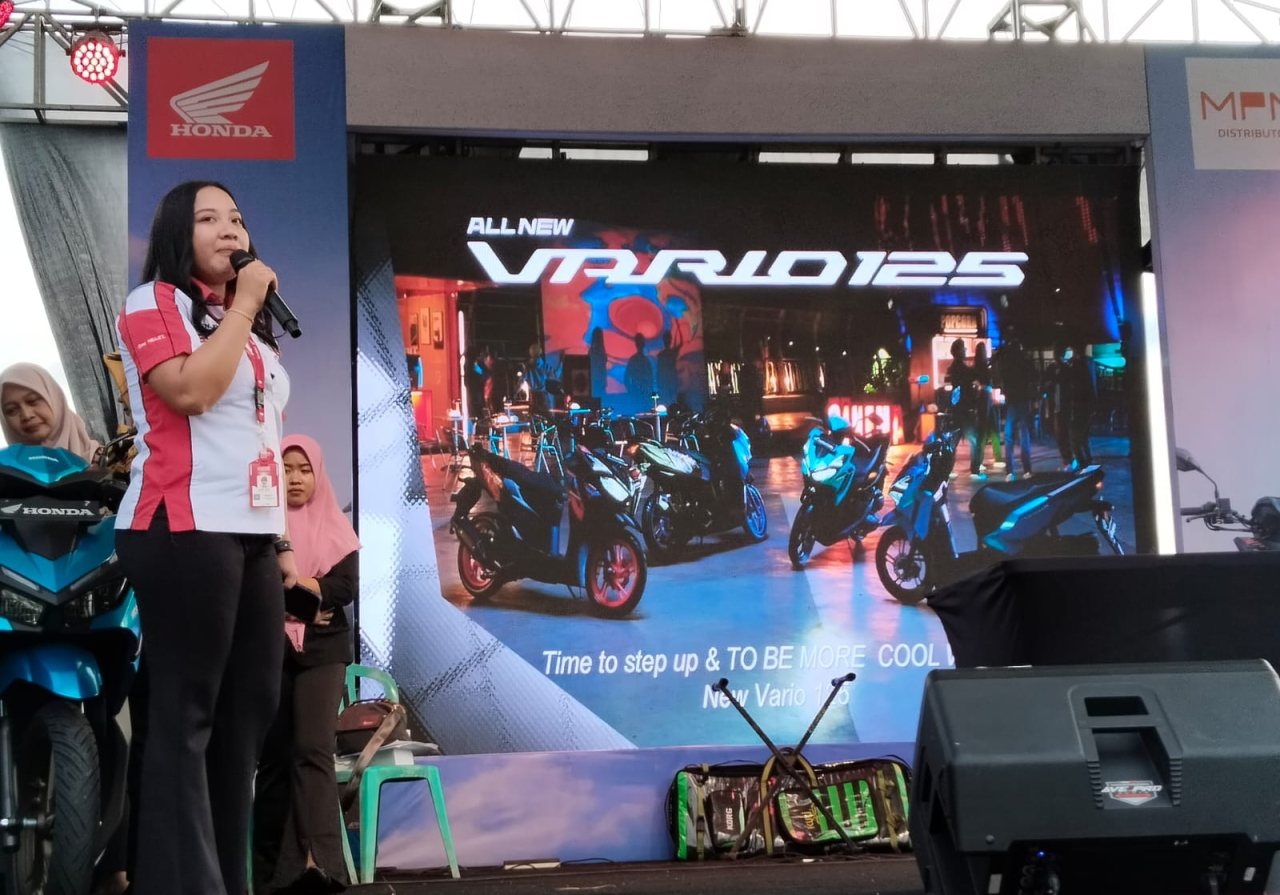 Antusiasme masyarakat Blitar mewarnai gelaran launching All New Vario 125 Street yang diselenggarakan PT Mitra Pinasthika Mulia (MPM Honda Jatim), di Lapangan Jati Turi Sukorejo, Blitar