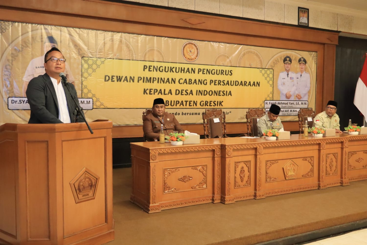 Wakil Bupati Gresik, Asluchul Alif bersama jajaran Forum Komunikasi Pimpinan Daerah (Forkopimda) dalam pengukuhan pengurus PKDI Gresik