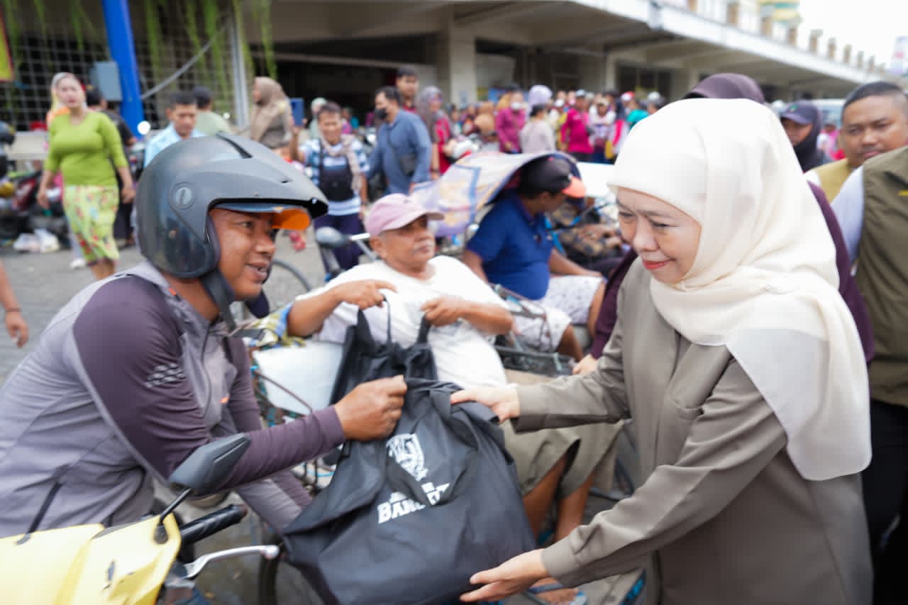 Menyambut datangnya Bulan Suci Ramadhan 1447 Hijriah, Gubernur Jawa Timur Khofifah Indar Parawansa membagikan ratusan paket sembako kepada masyarakat kurang mampu