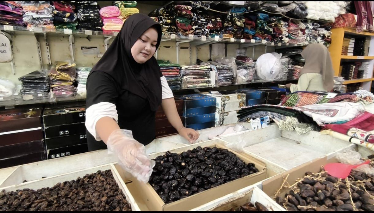 Pedagamh Pasar Tanjung Jember menjual berbagai jenis kurma
