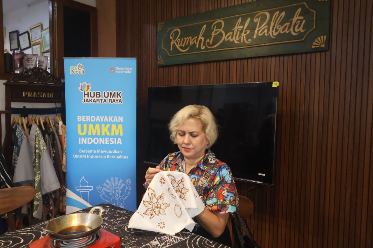 Tampak salah satu anggota Rumah Batik Palbatu binaan PLN tengah membatik dengan penuh semangat di galeri Palbatu, Tebet, Jakarta Selatan