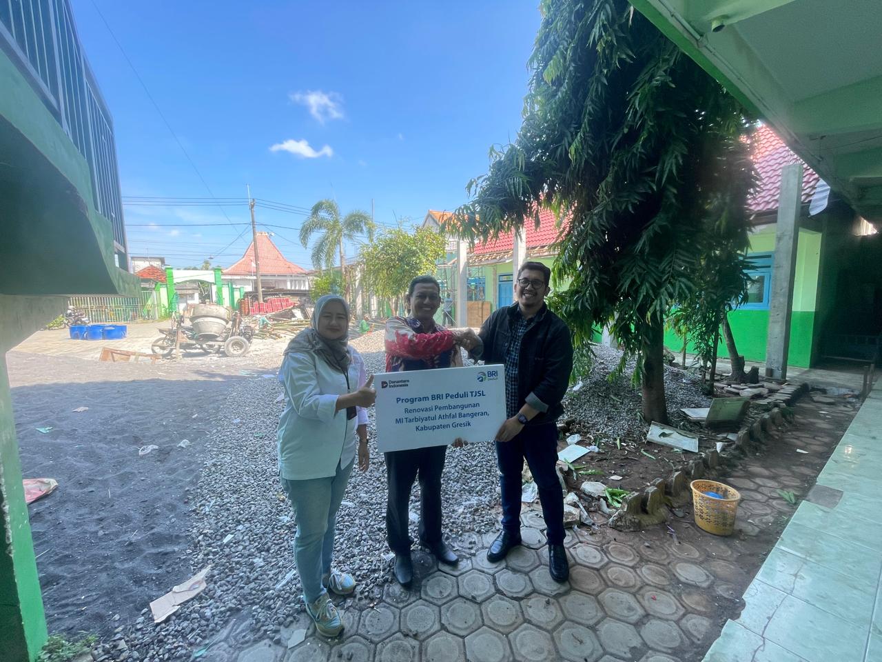 Bantuan disalurkan kepada MI Tarbiyatul Atfal yang berlokasi di Desa Bangeran, Kecamatan Dukun, Kabupaten Gresik.