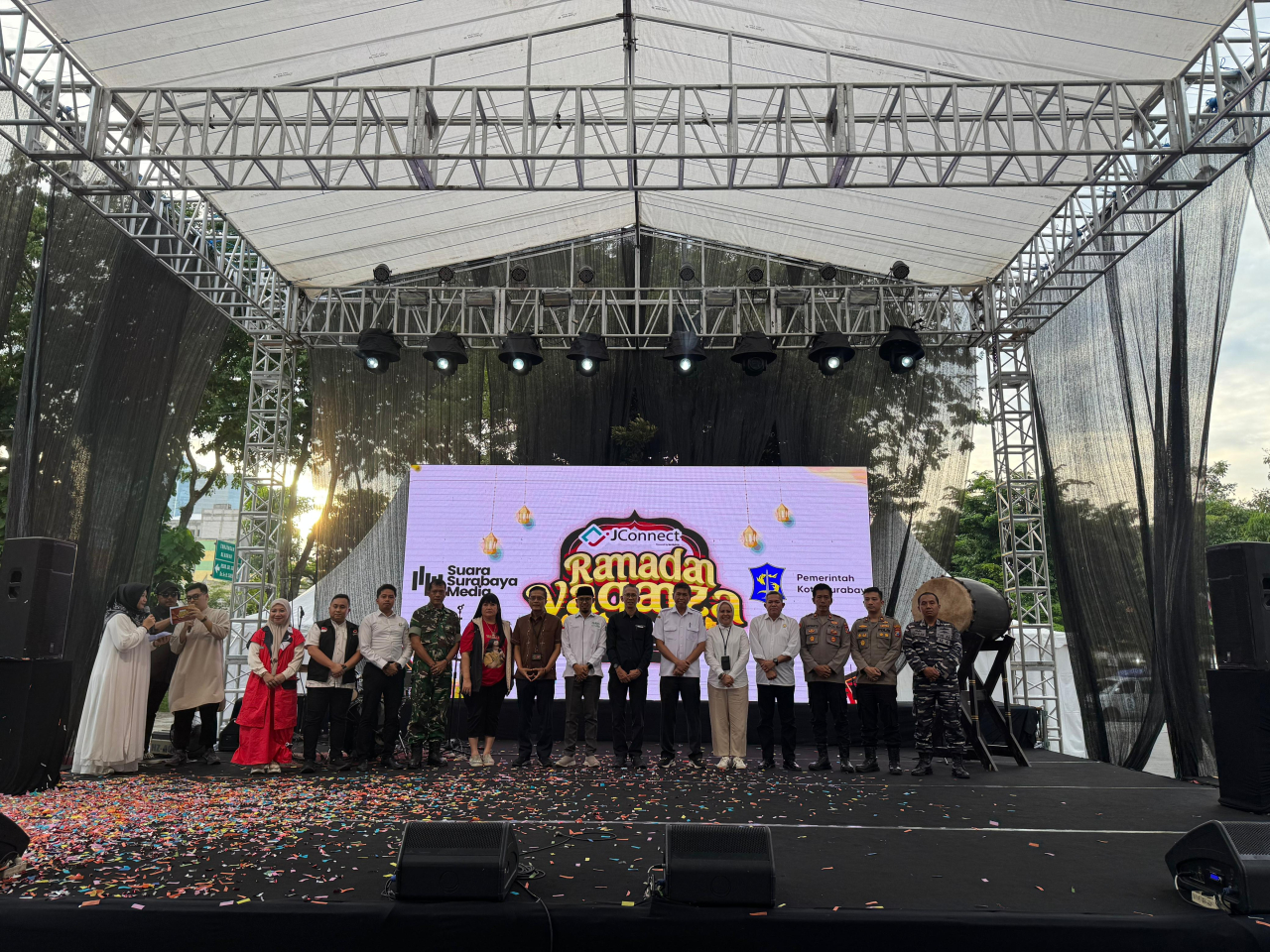 JConnect Ramadan Vaganza 2026 resmi dibuka oleh Direktur Utama Suara Surabaya Verry Firmansyah, Syamsul Hariadi Asisten II Bidang Perekonomian dan Pembangunan Pemerintah Kota Surabaya, serta Vice President Dana dan Jasa Yetty Fitria S