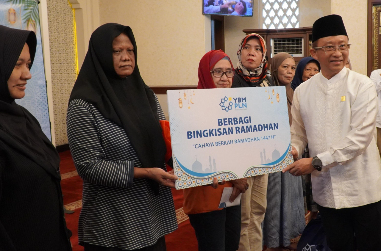 Direktur Retail dan Niaga PLN, Adi Prianto (kanan) ketika menyerahkan kepada penerima manfaat di Masjid Jami As-Sofia di Bogor