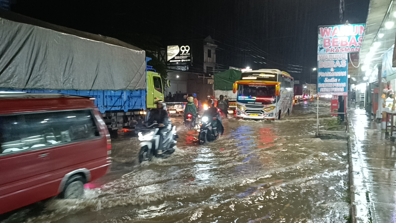Jalur nasional Jember–Lumajang sempat lumpuh total dan ribuan kepala keluarga terdampak
