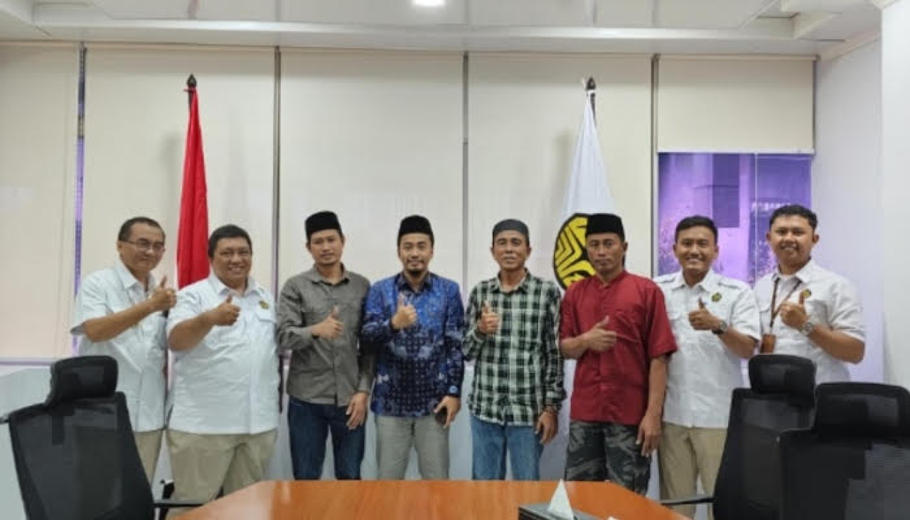 Perwakilan pemerintah dan tokoh masyarakat berfoto bersama usai rapat koordinasi percepatan pembangunan PLTS Masalembu, menandai komitmen bersama menghadirkan listrik 24 jam bagi warga kepulauan.