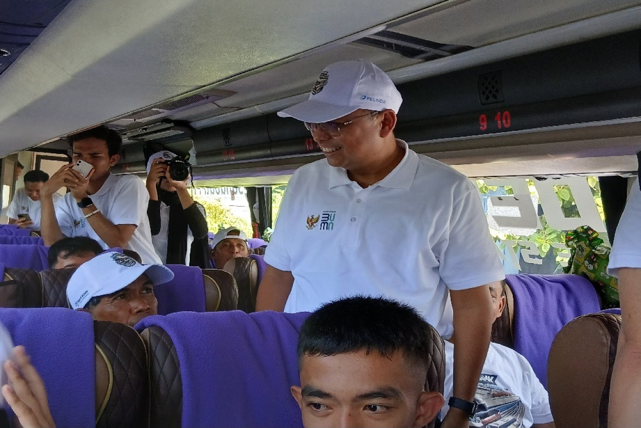 Direktur SDM Subholding Pelindo Multi Terminal (SPMT) Edi Priyanto saat menyapa peserta mudik gratis tahun lalu