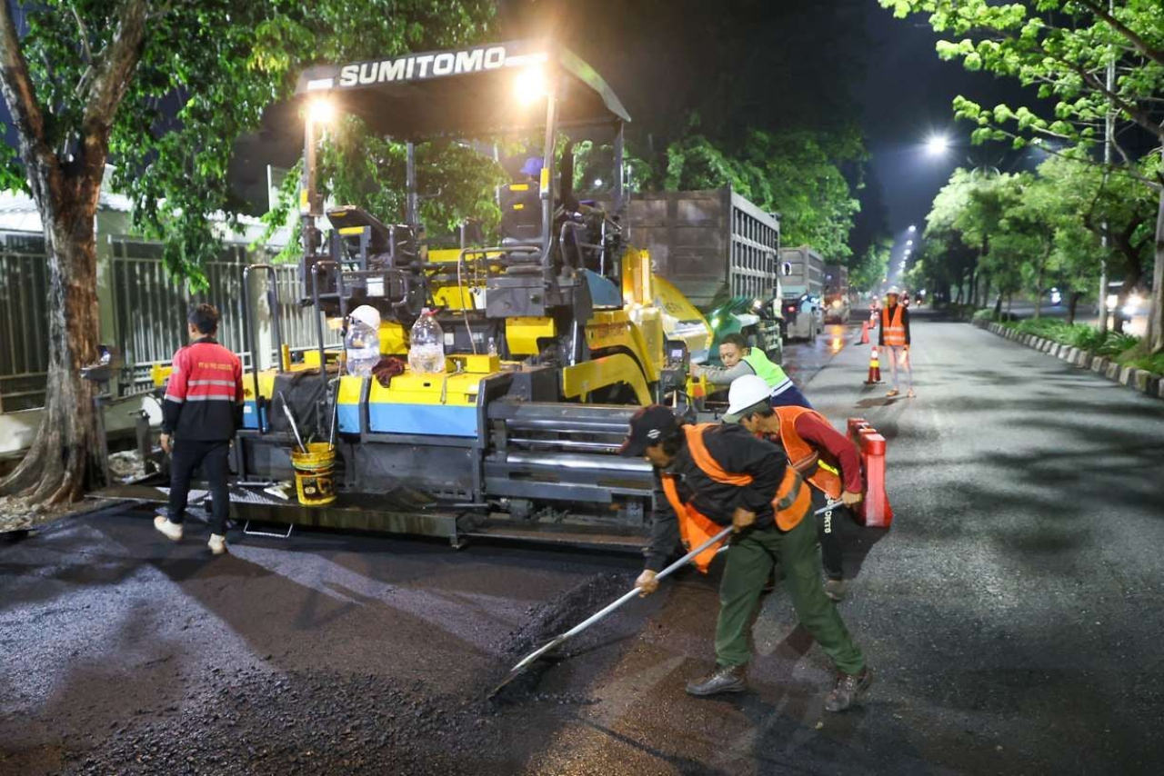 emerintah Kota Surabaya melanjutkan peningkatan kualitas jalan di titik rawan genangan saat musim hujan. Penanganan dilakukan melalui overlay jalan dan peningkatan sistem drainase.