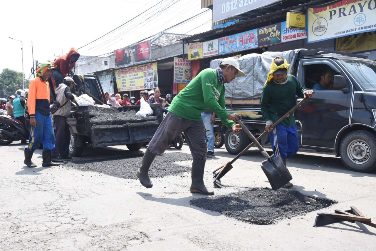 Perbaikan jalan untuk memastikan kenyamanan serta kelancaran mobilitas masyarakat, terutama saat puncak arus mudik dan balik Lebaran.