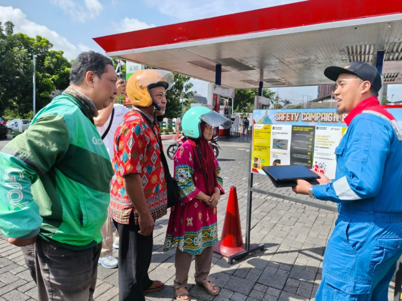 Petugas PT Pertamina Patraniaga Jatimbalinus melakukan sosialisasi Keselamatan dan Kesehatan Kerja (K3) kepada pengengara kendaraan roda dua di SPBU 