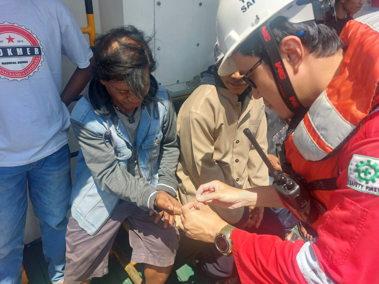 Petugas medis  kapal suplai lepas pantai CB. Cast Marine 3 milik Pertamina PHE WMO mengobati anak buah kapal Kapal Layar Motor Sejarah Tirta Abadi