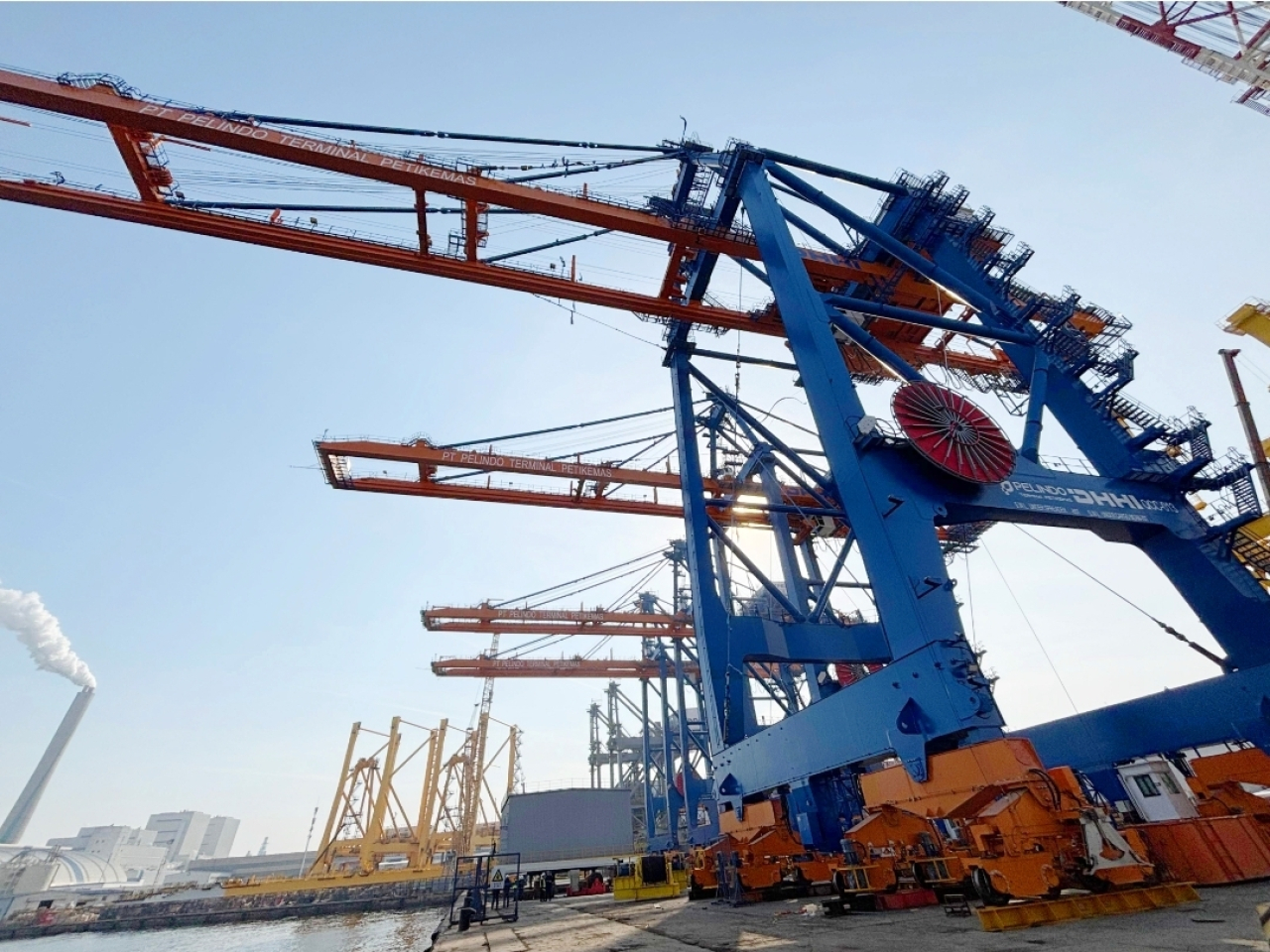 Sejumlah alat angkat bongkar muat peti kemas di dermaga terminal petikemas pelabuhan atau quay container crane milik PT Pelindo Terminal Petikemas tengah dalam proses produksi