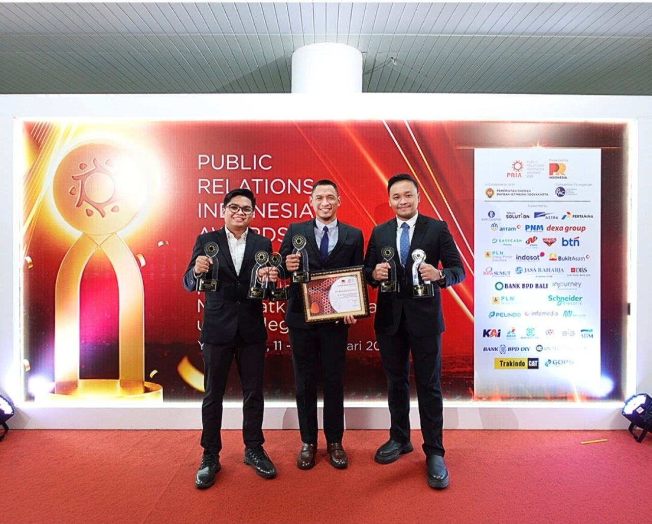 Penghargaan tersebut diterima oleh Vice President (VP) Komunikasi Korporat Petrokimia Gresik, Rama Yusron Harbiansyah (tengah) bersama Tim Corporate Communication Petrokimia Gresik