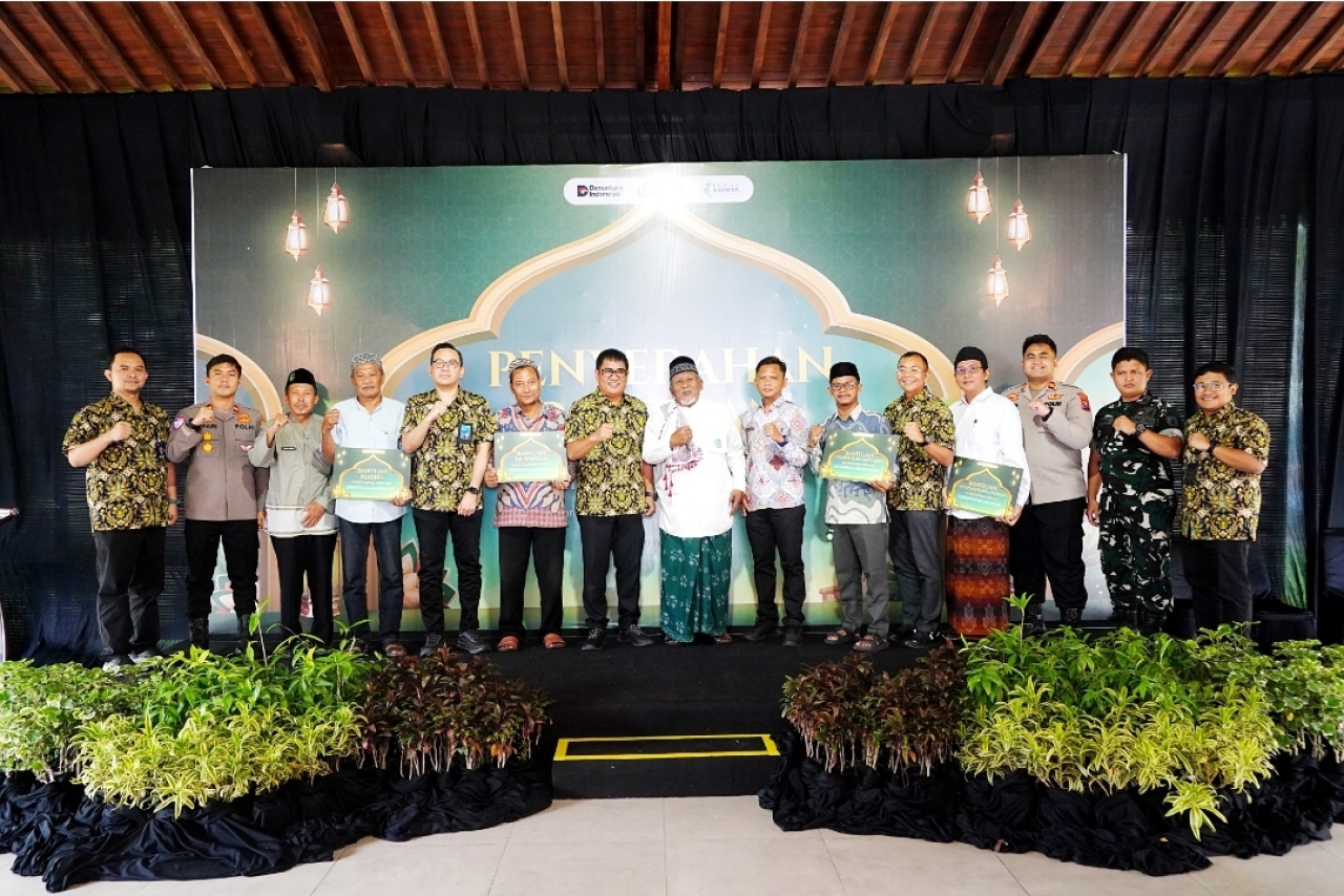 Direktur Utama Petrokimia Gresik, Daconi Khotob bersama perwakilan penerima bantuan rumah ibadah