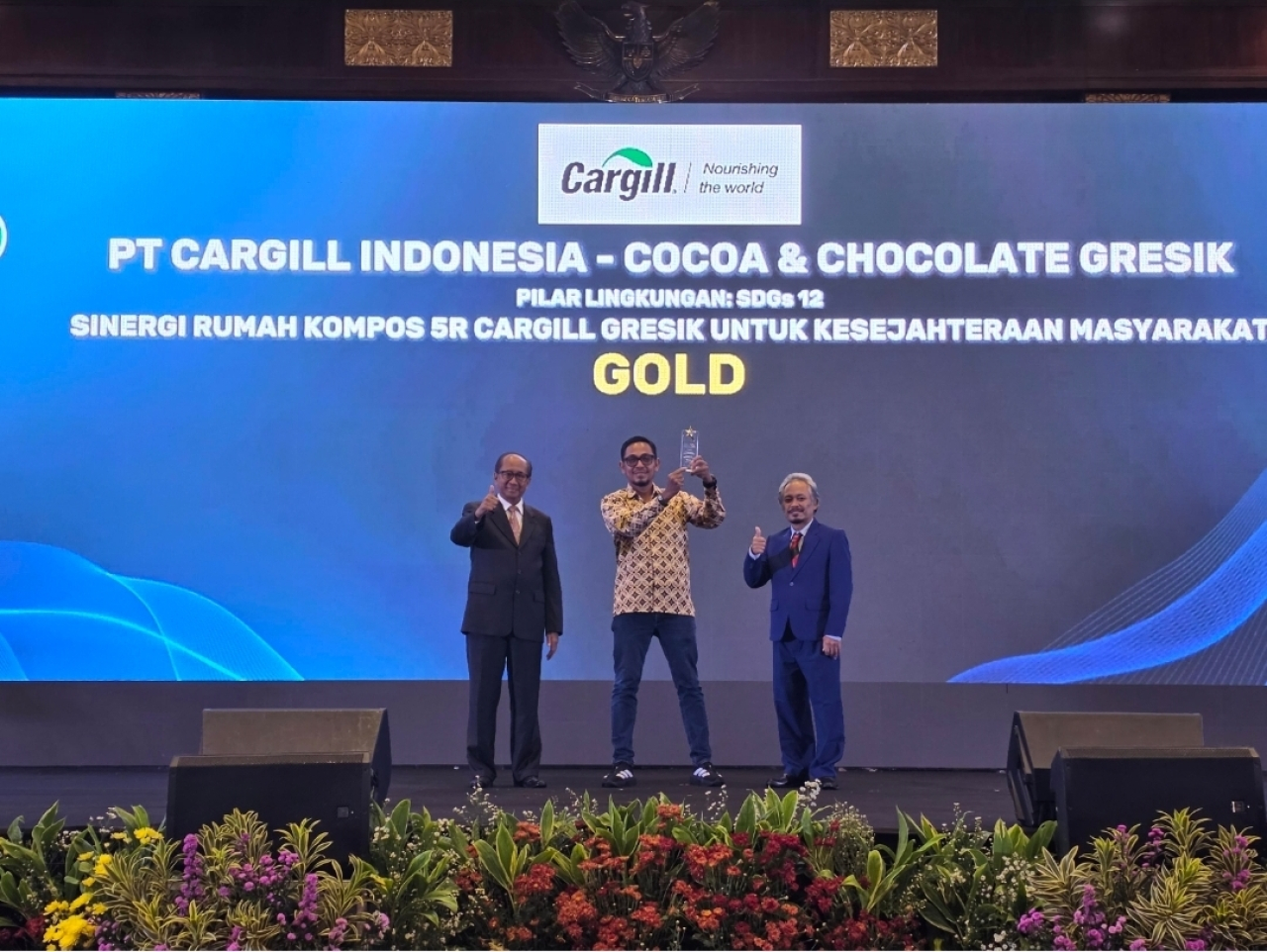 Admin and Relations Manager Cargill Indonesia Adi Suprayitno mewakili manajemen saat menerima penghargaan gold award dari ISDA