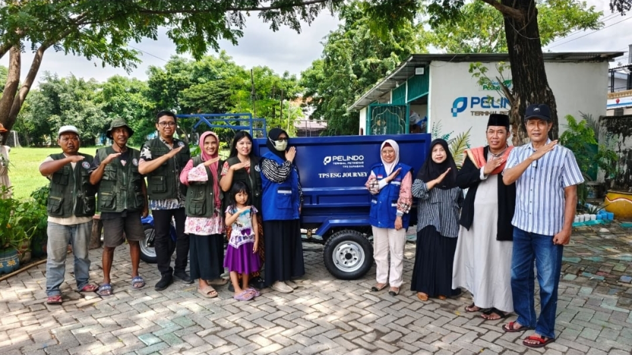 TPS menyerahkan kendaraan operasional bagi Bank Sampah “Gotong Royong” di RW 03 Kelurahan Perak Barat, Surabaya.