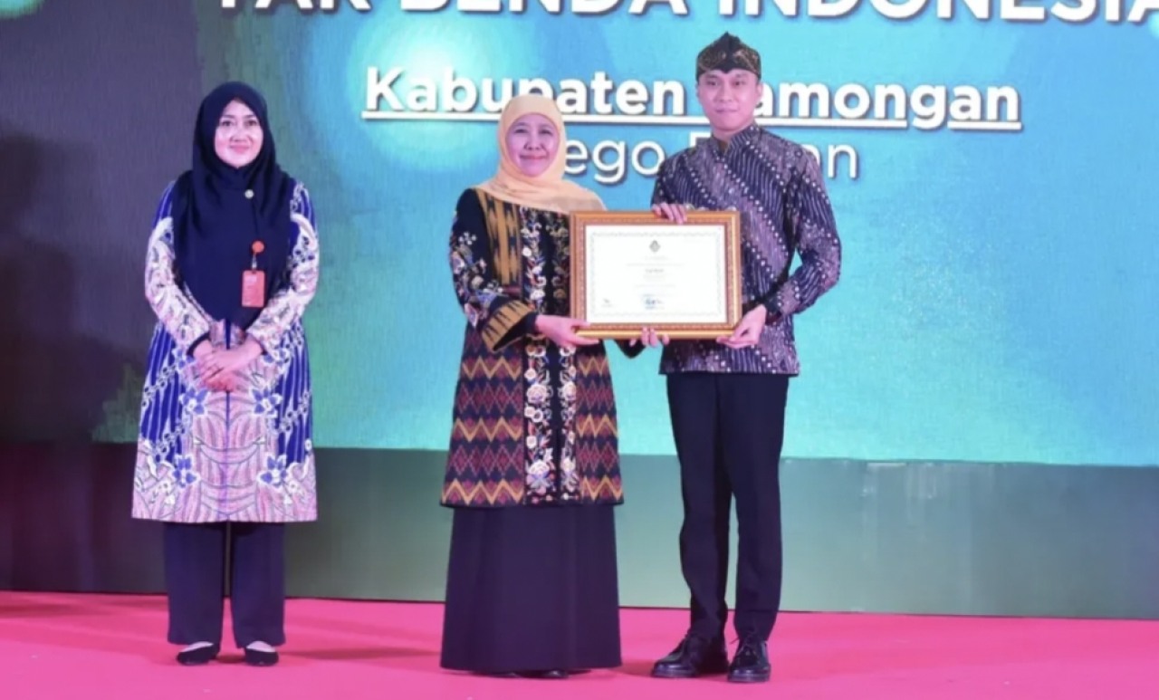 Sertifikat tersebut diterima langsung oleh Wakil Bupati Lamongan, Dirham Akbar Aksara, sebagai representasi masyarakat Lamongan.