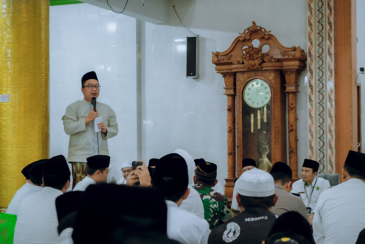 Wabup Alif saat safari Ramadhan bersama Forum Komunikasi Pimpinan Daerah (Forkopimda) Gresik, di Masjid Roudlotul Jannah Desa Dahanrejo Kecamatan Kebomas