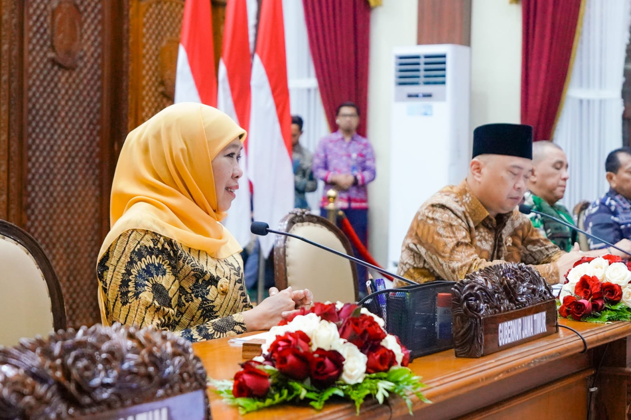 Gubernur Jawa Timur Khofifah Indar Parawansa bersama Menteri Perhubungan RI Dudy Purwagandhi menggelar rapat kesiapan angkutan lebaran Idul Fitri Tahun 2026