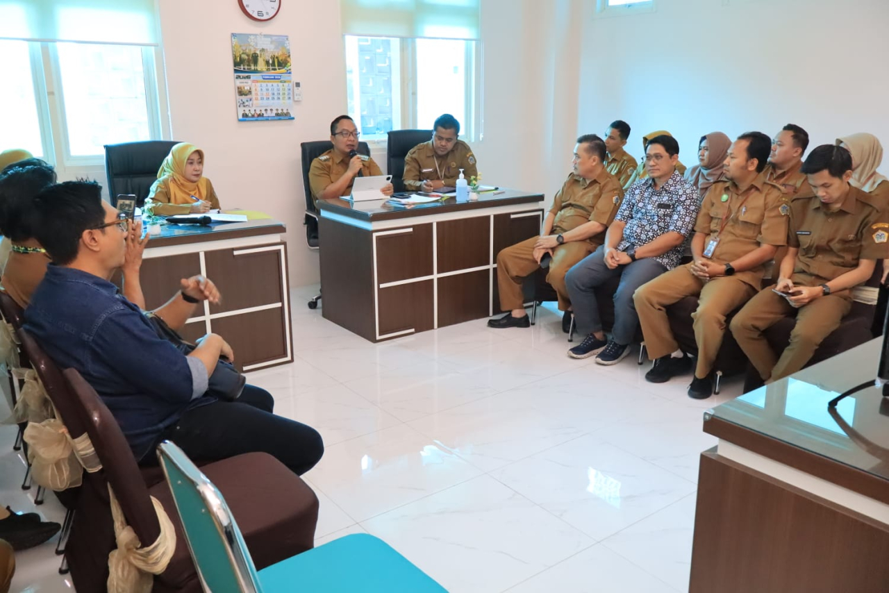 Wakil Bupati Gresik, Asluchul Alif, meninjau progres rumah sakit tersebut bersama Kepala Dinas Kesehatan Kabupaten Gresik, dr. Mukhibatul Khusnah
