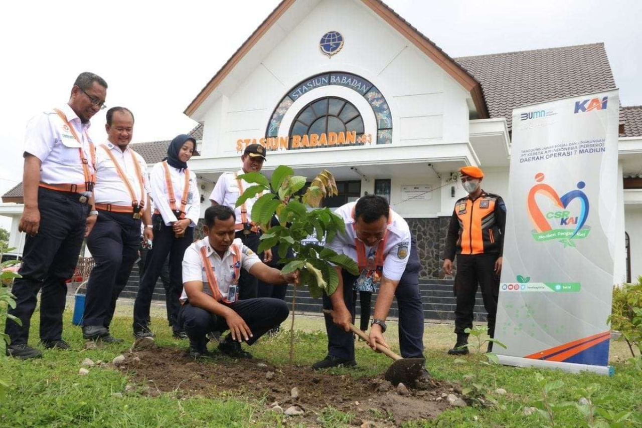 PT Kereta Api Indonesia (KAI) telah menanam sebanyak 6.989 pohon pada berbagai wilayah operasional sepanjang tahun 2025.