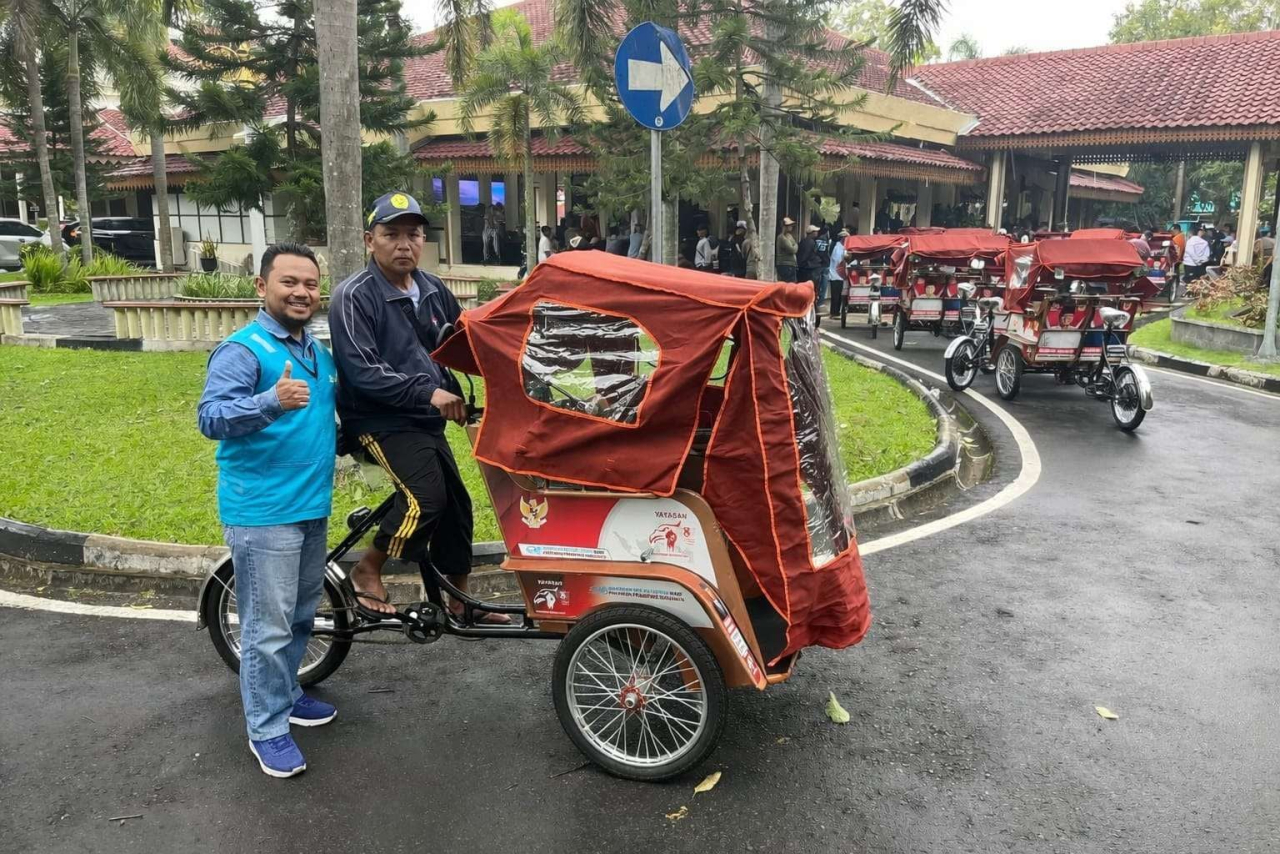 Manager PLN UP3 Situbondo, Teguh Budi Oktavianto usai mengikuti penyerahan bantuan becak listrik di Pebdopo Kabupaten Situbondo