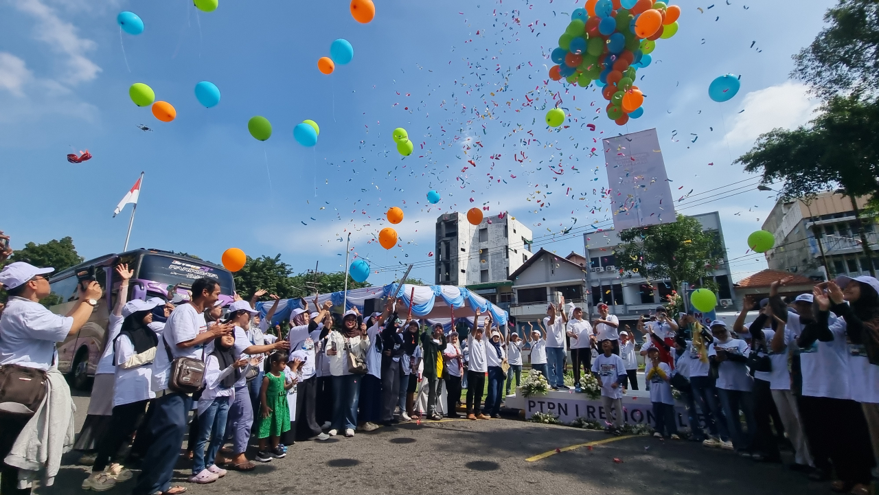 Regional Head PTPN 1 Regional 5, Subagio, bersama jajaran manajemen dan para pemudik secara simbolis melepas balon ke udara sebagai tanda dimulainya program mudik gratis dengan penuh harapan.