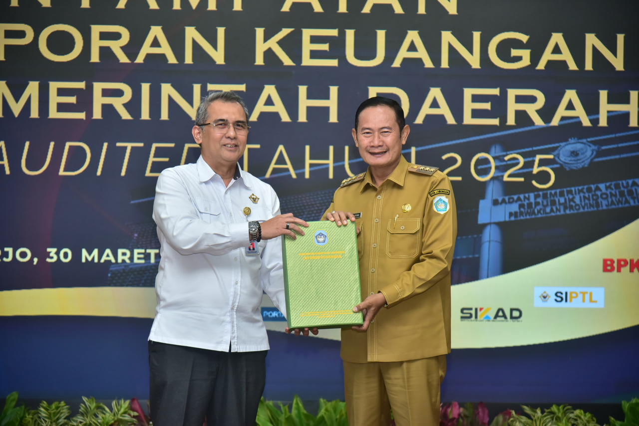 Penyerahan ini dilakukan langsung oleh Bupati Lamongan, Yuhronur Efendi, kepada Kepala BPK Perwakilan Jatim, Yuan Candra Djaisin, di Sidoarjo