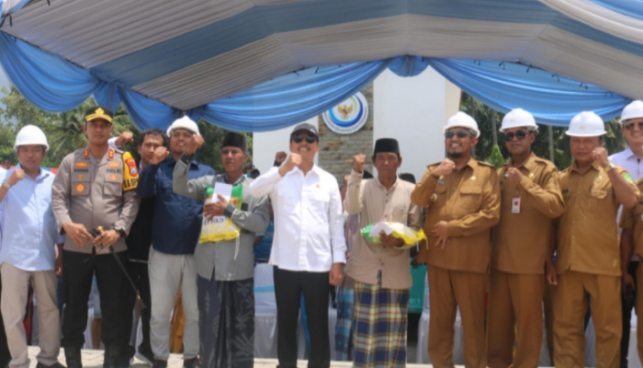 Menteri Kelautan dan Perikanan Republik Indonesia, Sakti Wahyu Trenggono, melaksanakan agenda kerja di Kampung Nelayan yang berada di Kabupaten Sumenep