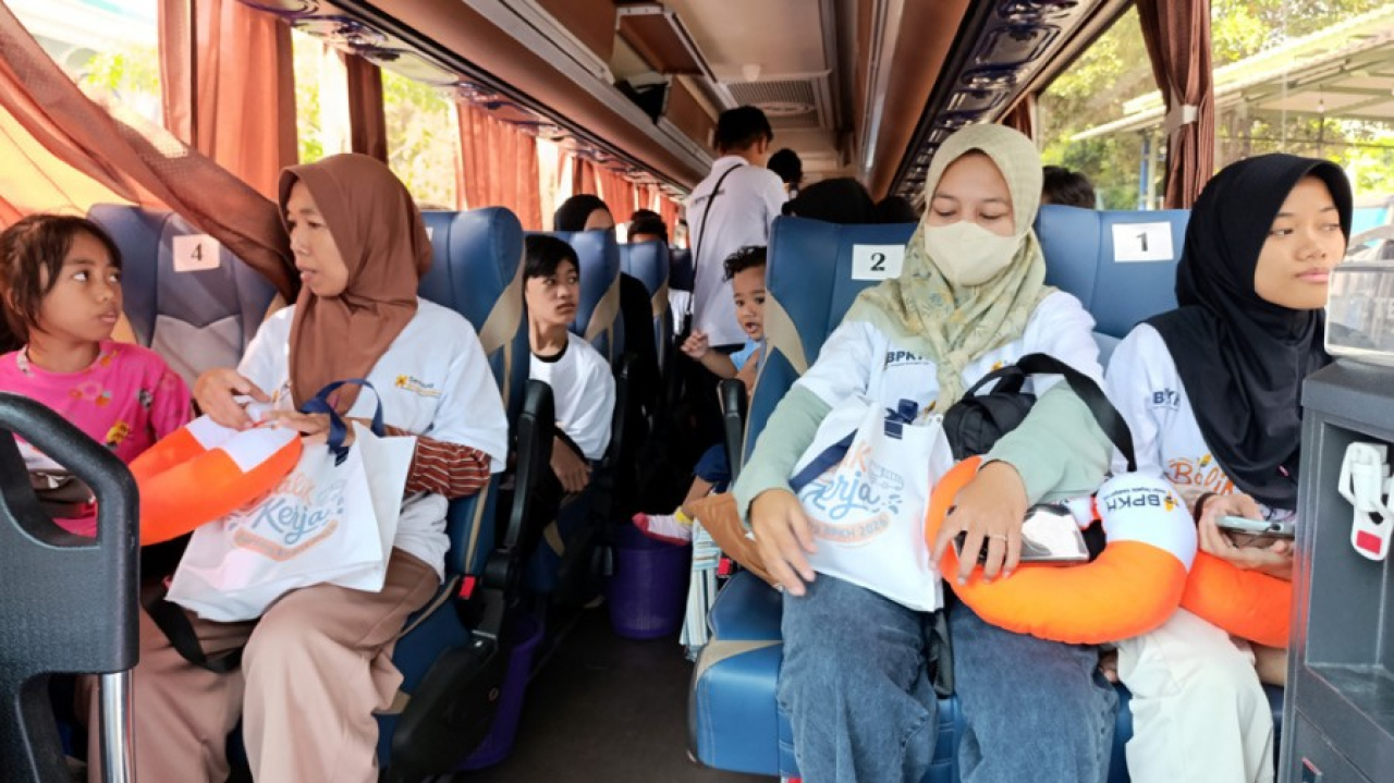 Kegiatan program "Balik Kerja Bareng BPKH 2026" dengan memberangkatkan peserta pemudik balik dari Masjid Nasional Al-Akbar, Surabaya.