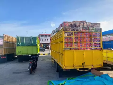 Pelaku usaha angkutan logistik untuk mematuhi Surat Keputusan Bersama (SKB) pembatasan operasional