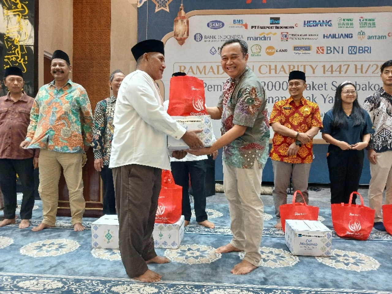 Direktur HR & Logistik PT BKMS Agung Guritno saat menyerahkan bantuan paket bahan pokok kepada salah satu kepala desa mewakili masyarakat