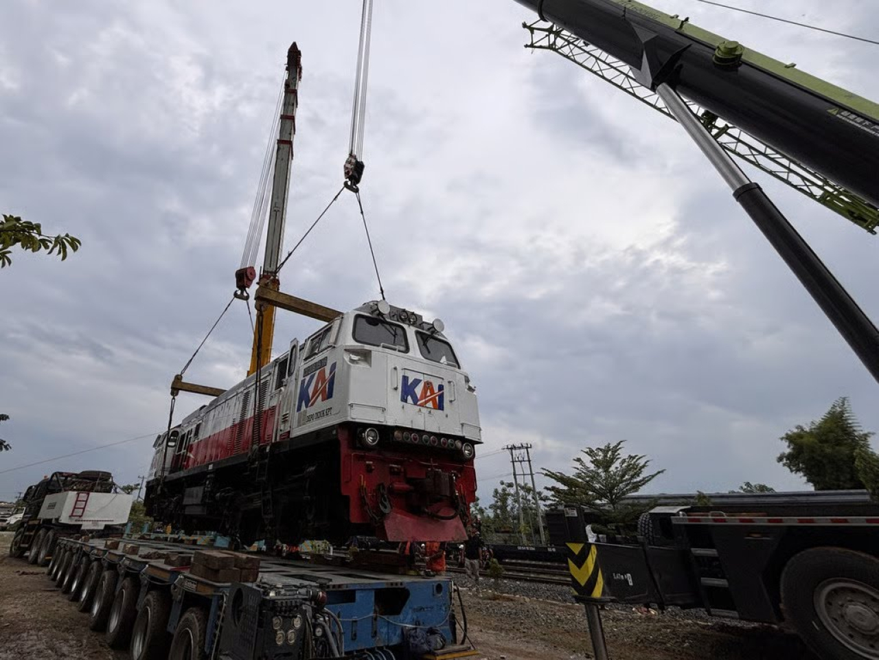 KAI mengirimkan 12 unit lokomotif dari Pulau Sumatera ke Pulau Jawa.