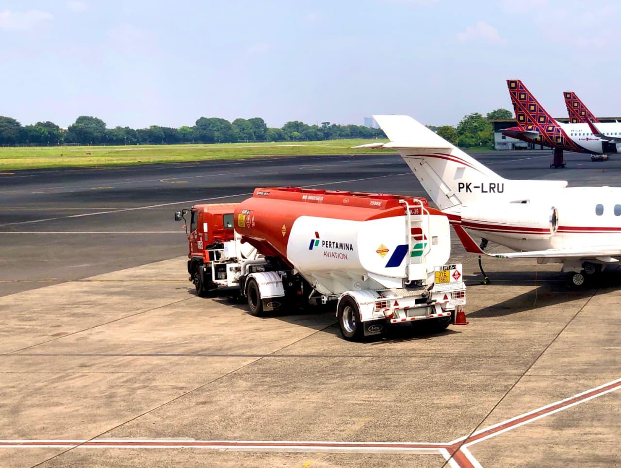 Pengisian avtur Pertamina ke salahsatu pesawat di Bandara Juanda Sidoarjo
