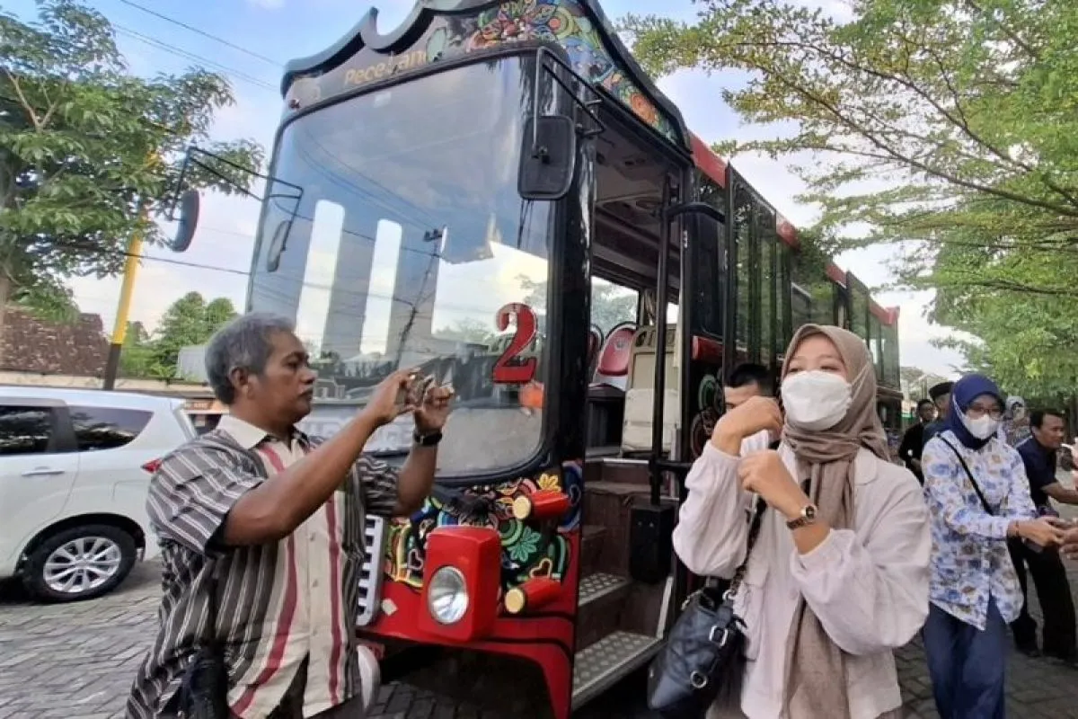 Manjakan Wisatawan, Pemkot Madiun Luncurkan Bus Mabour