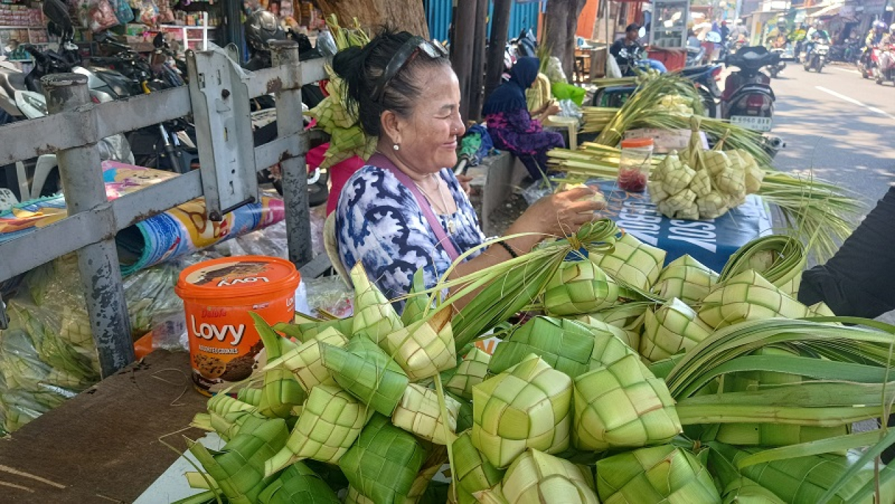 Pedagang cangkang ketupat di Pasar Surabaya