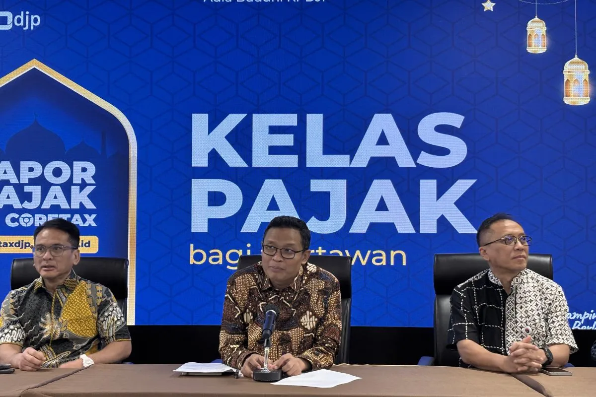 Direktur Jenderal Pajak Bimo Wijayanto (tengah) saat konferensi pers di DJP