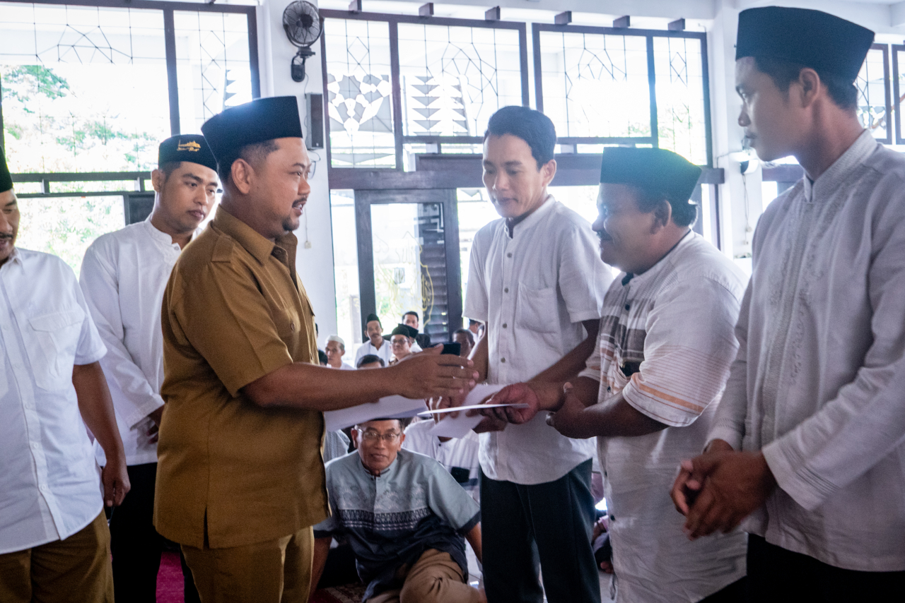 Bupati Gresik Fandi Akhmad saat menyerahkan bingkisan Ramadan secara simbolis