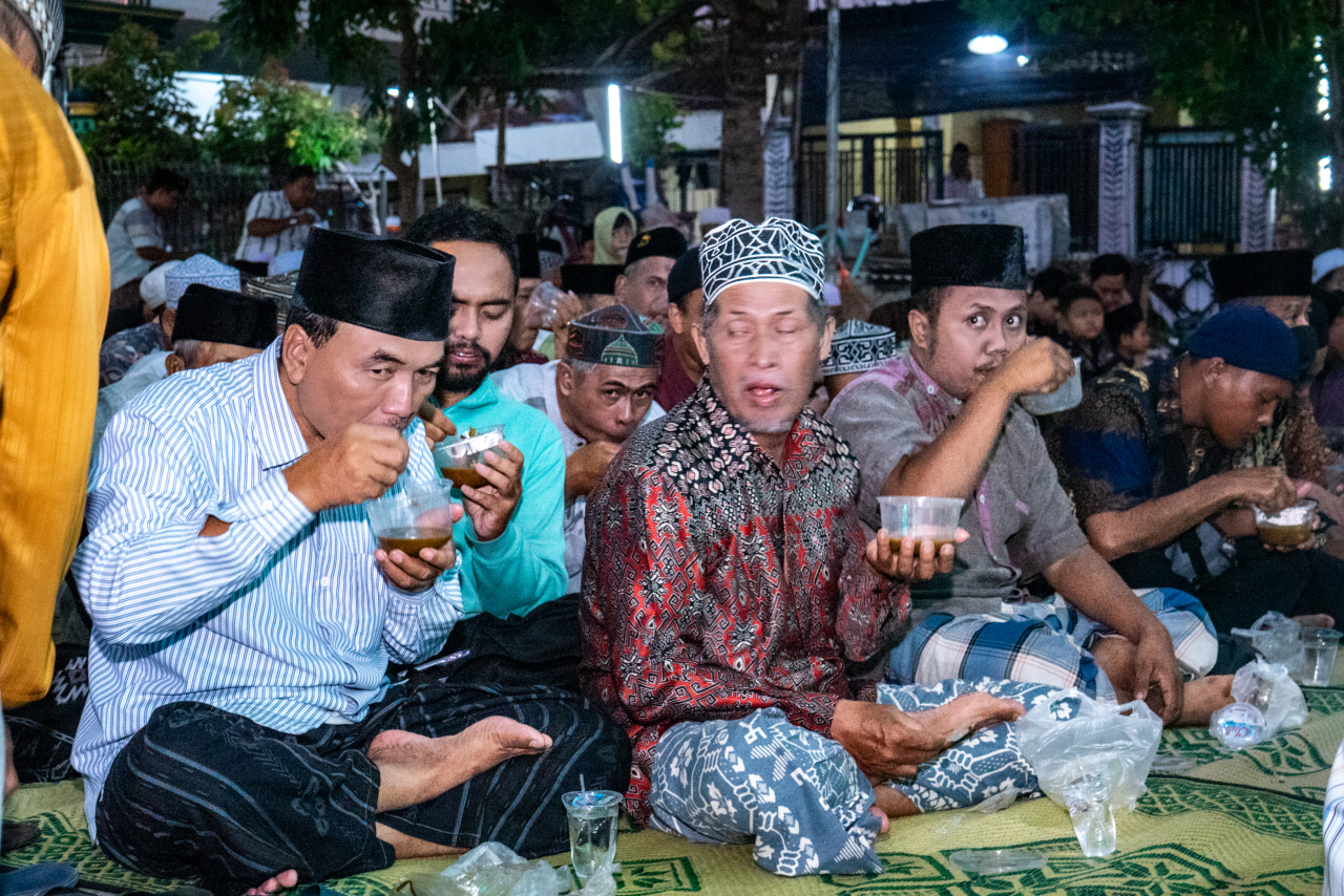 Warga Desa Gumeno menikmati kuliner khas ramadhan dalam tradisi Sanggring kolak ayam