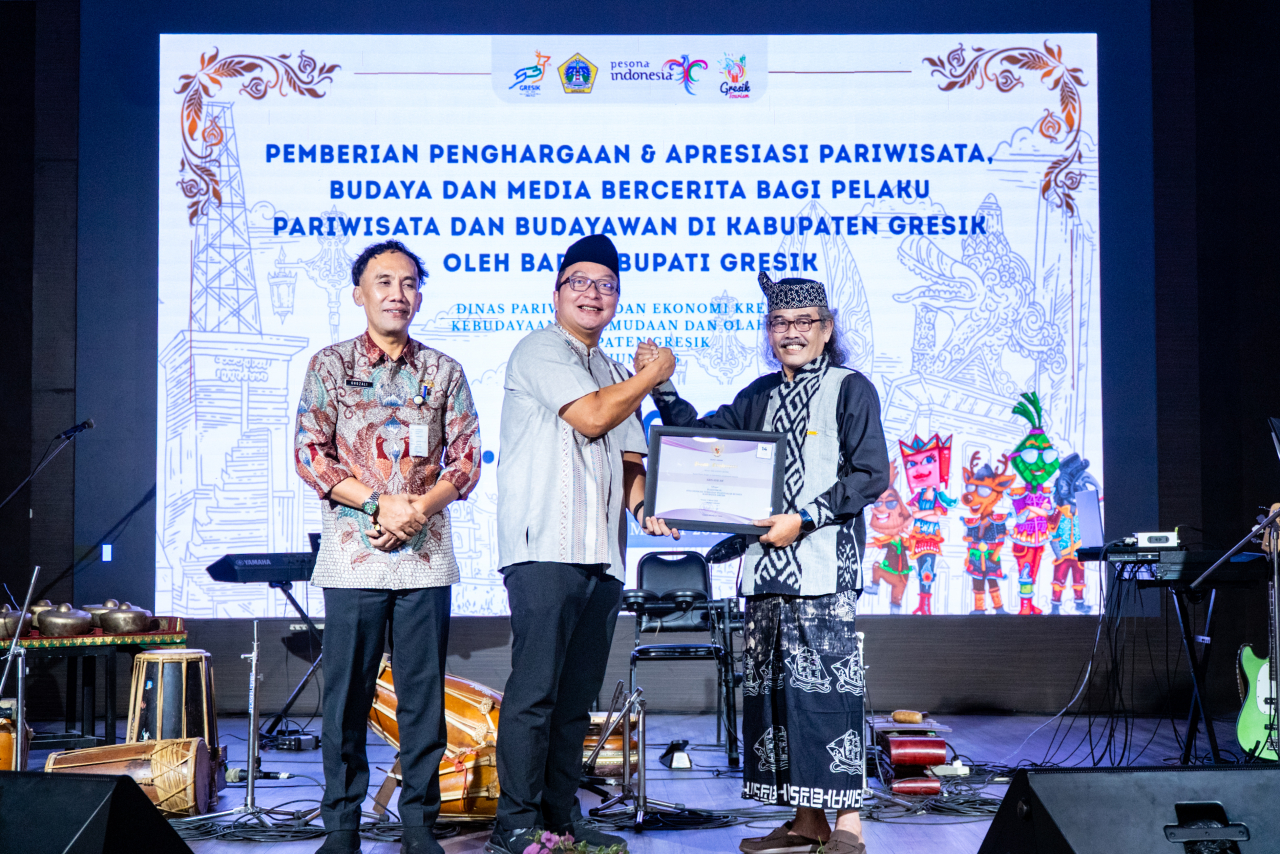 Wakil Bupati Gresik Asluchul Alif menyerahkan penghargaan kepada Kris Adji budayawan.