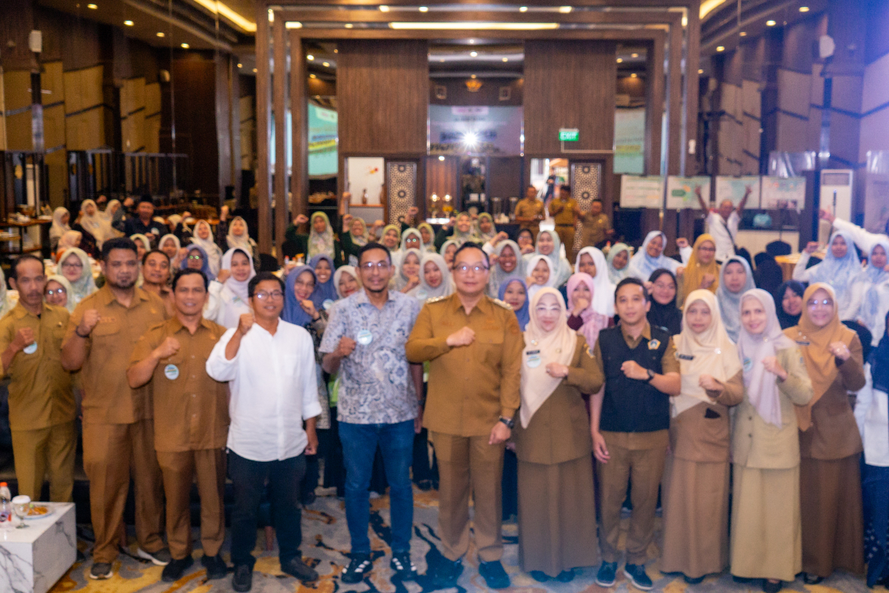 Wabup Gresik dr Alif didampingi Adi Suprayitno, Admin & Relations Manager Cargill Indonesia dalam kegiatan penanganan stunting di Hotel Horisson Gresik