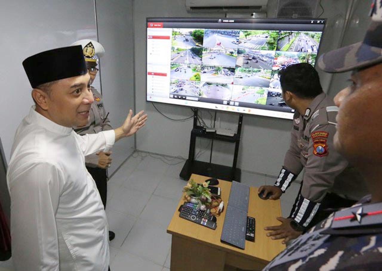 Wali Kota Surabaya Eri Cahyadi saat memantau jalan porotokol Surabaya melalui kamera pengawas