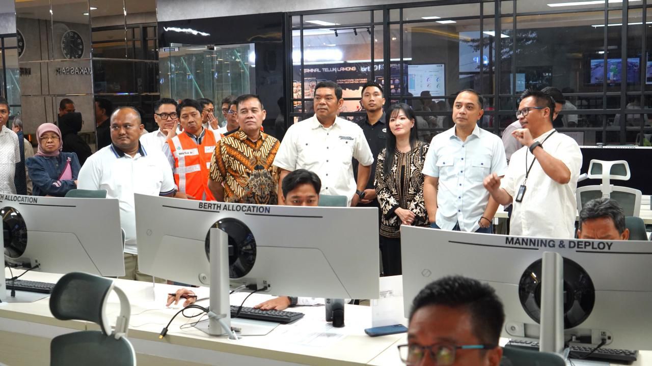 Wali Kota Surabaya, Eri Cahyadi saat melakukan kunjungan kerja ke PT Terminal Teluk Lamong