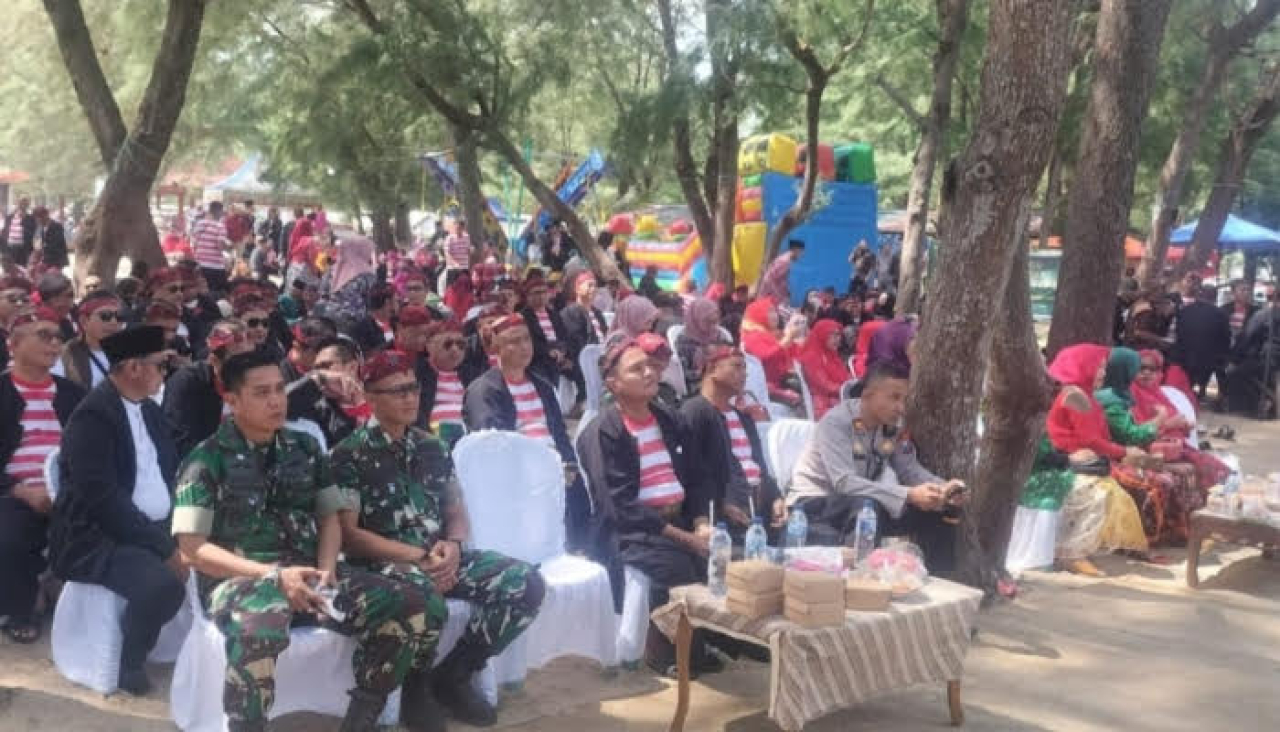 Festival Ketupat yang digelar semarak di Pantai Lombang, Kecamatan Batang-Batang Kabupaten Sumenep