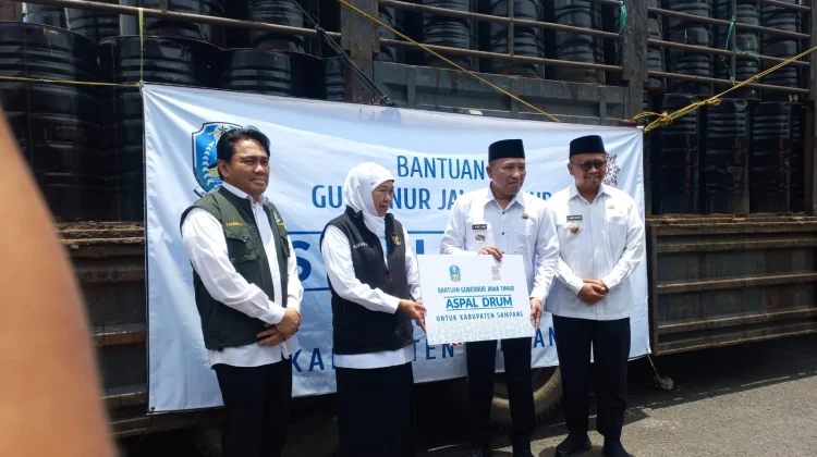 Pemprov Jatim Hibahkan 300 Drum Aspal ke Sampang